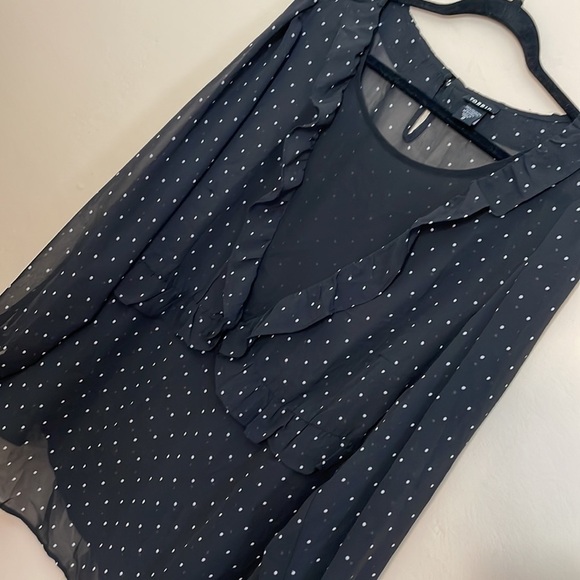 Torrid size 2 POLKA DOT PRINT RUFFLE TIE BLOUSE - Picture 8 of 8